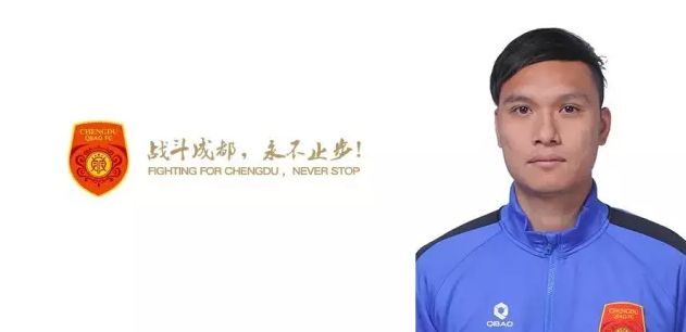 洪五听闻宋老爷子到了，慌忙迎了出来，恭敬的说：宋老，真是不好意思，刚才在钻石包厢监督手底下的人布置，没能及时迎接。